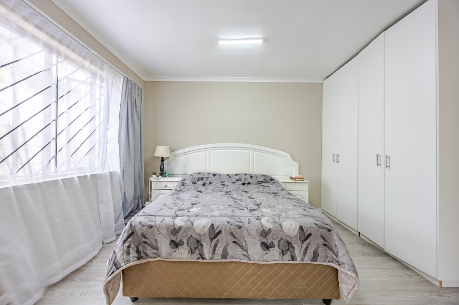 3 Bedroom Property for Sale in Oakglen Western Cape